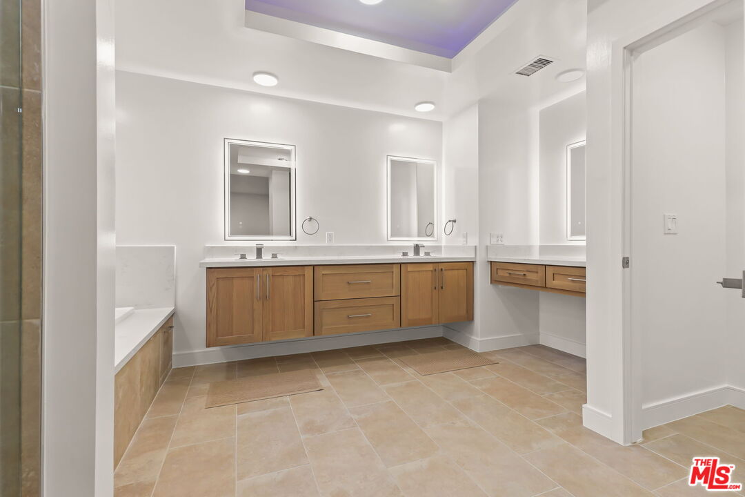 4338 Redwood Ave Unit: B208