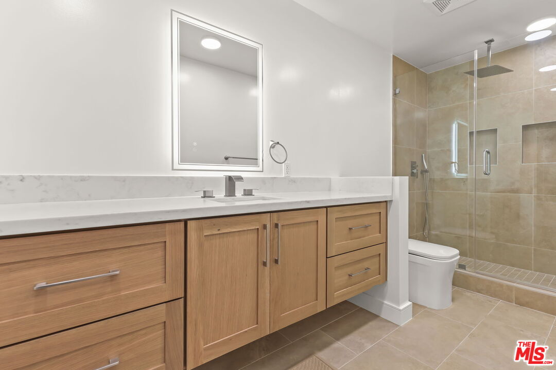 4338 Redwood Ave Unit: B208