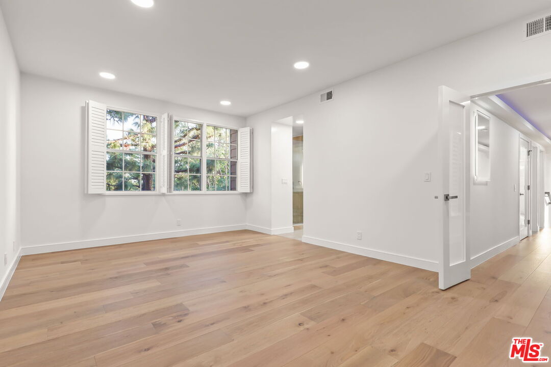 4338 Redwood Ave Unit: B208