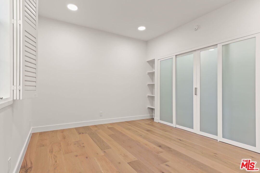 4338 Redwood Ave Unit: B208