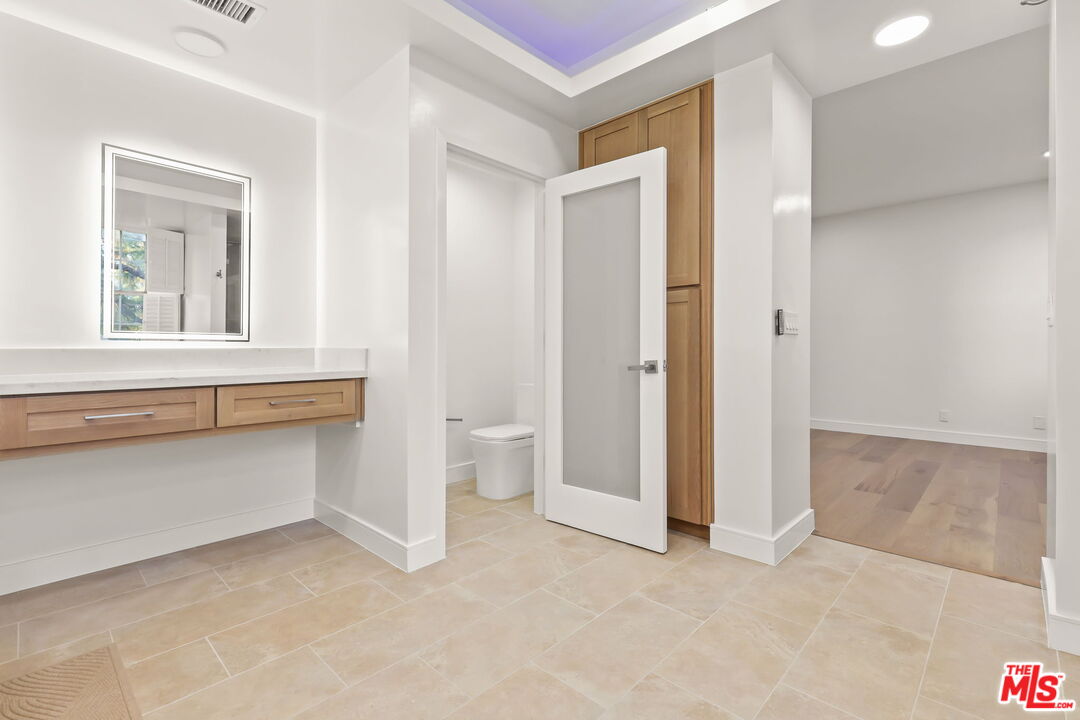 4338 Redwood Ave Unit: B208