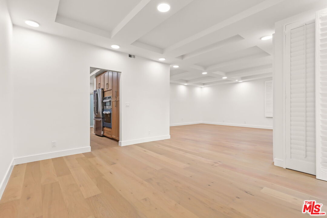 4338 Redwood Ave Unit: B208