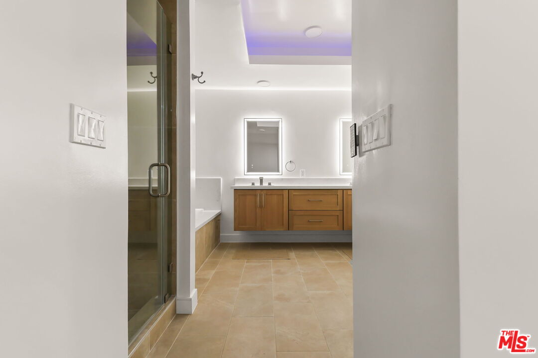 4338 Redwood Ave Unit: B208