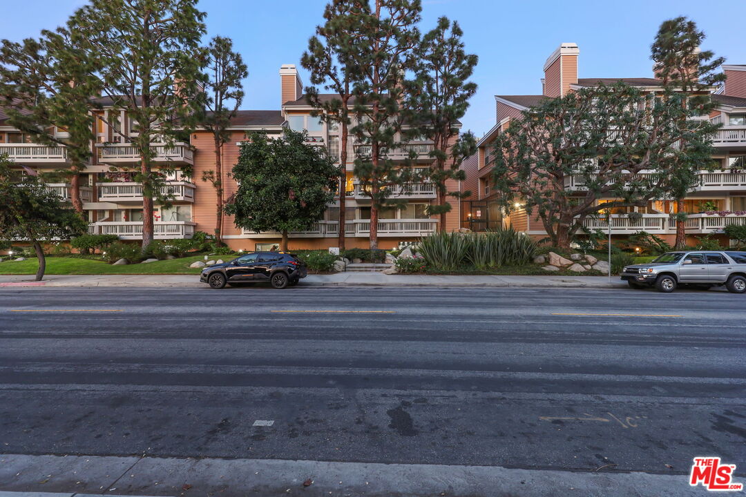 4338 Redwood Ave Unit: B208