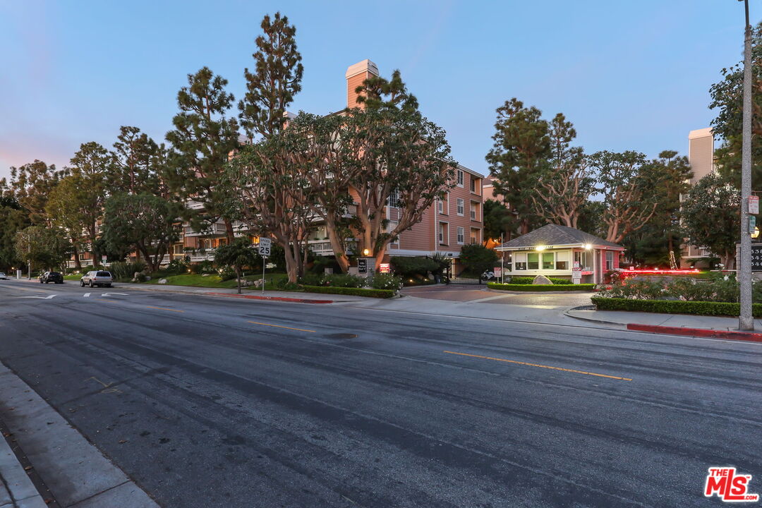 4338 Redwood Ave Unit: B208