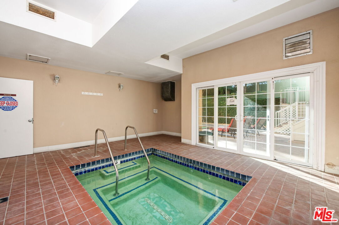 5139 Balboa Blvd Unit: 9