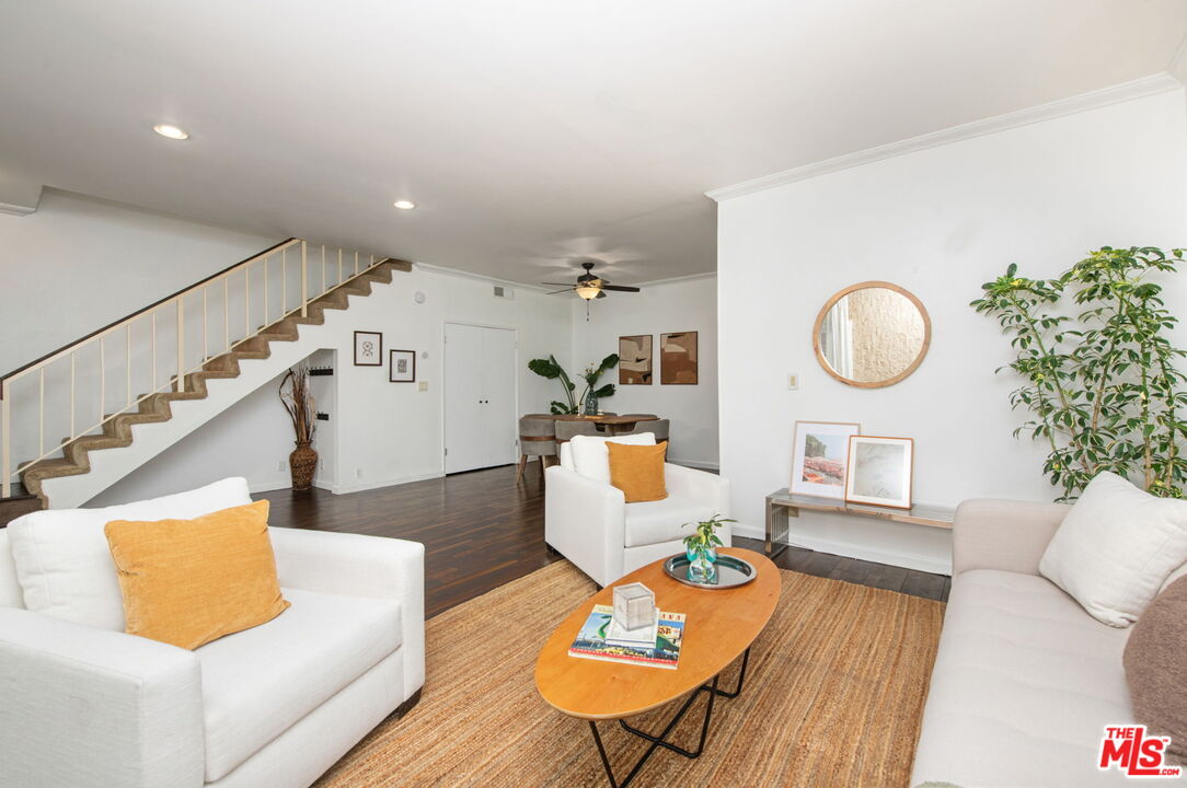 5139 Balboa Blvd Unit: 9