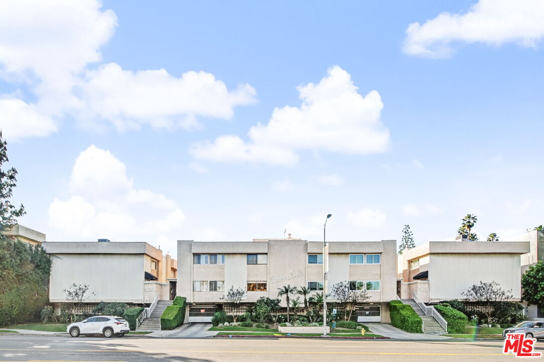 5139 Balboa Blvd Unit: 9