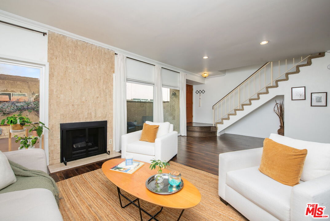 5139 Balboa Blvd Unit: 9