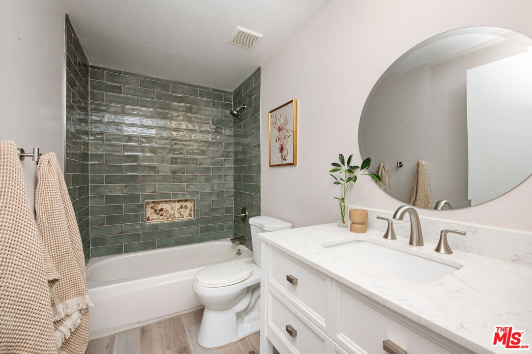 5139 Balboa Blvd Unit: 9