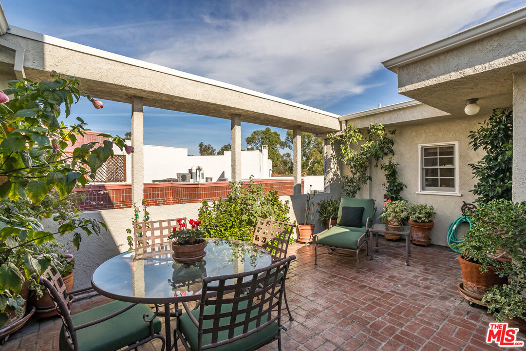 420 S Barrington Ave Unit: PH302