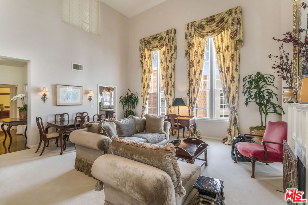 420 S Barrington Ave Unit: PH302