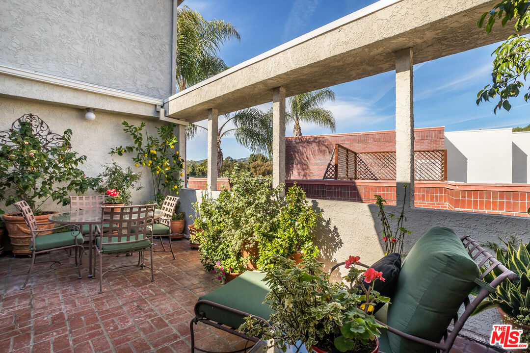 420 S Barrington Ave Unit: PH302