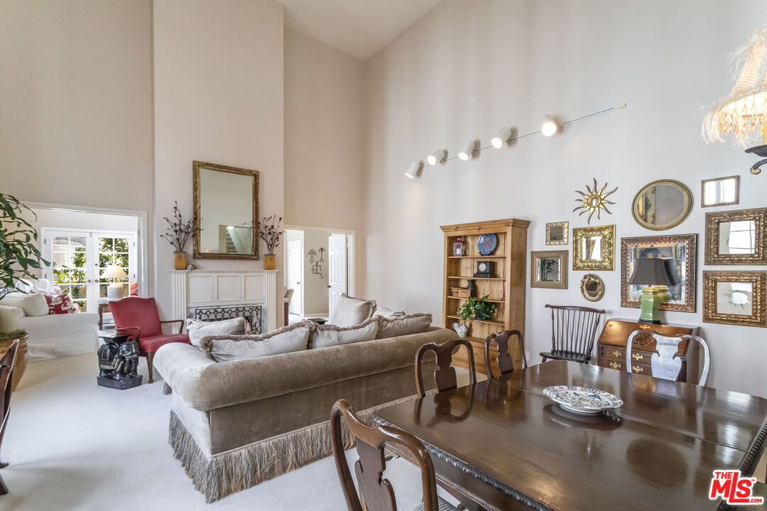 420 S Barrington Ave Unit: PH302