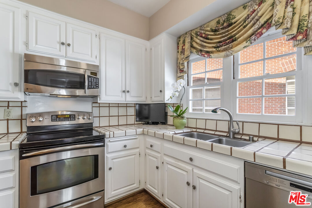 420 S Barrington Ave Unit: PH302