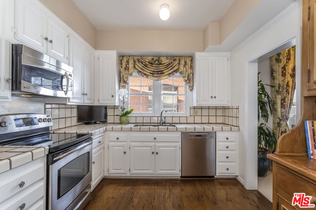 420 S Barrington Ave Unit: PH302