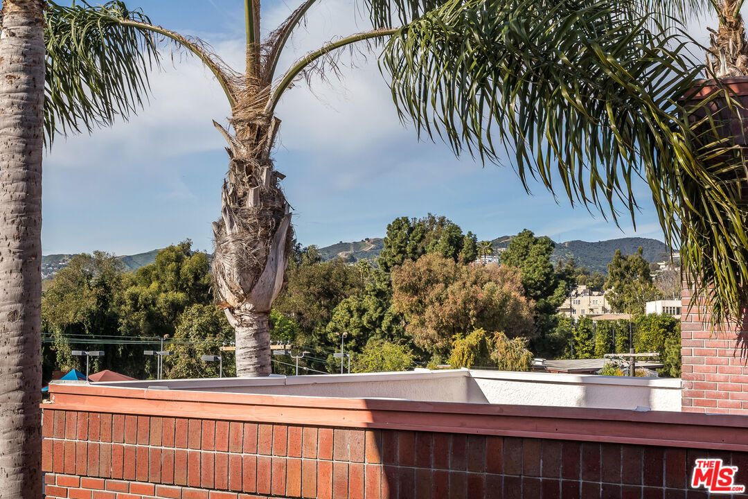 420 S Barrington Ave Unit: PH302