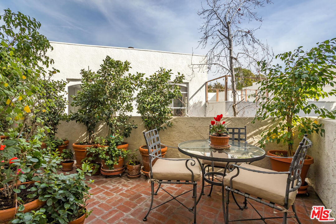 420 S Barrington Ave Unit: PH302