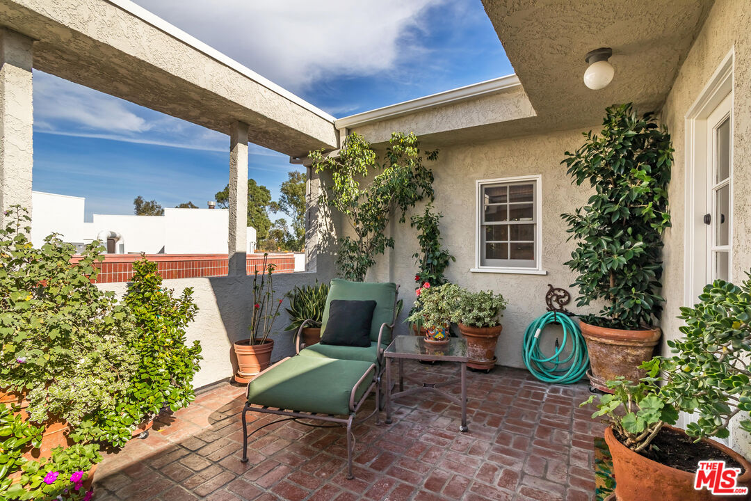 420 S Barrington Ave Unit: PH302