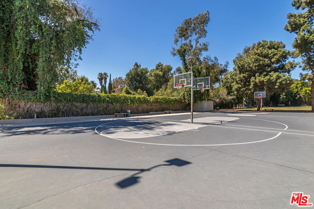 420 S Barrington Ave Unit: PH302