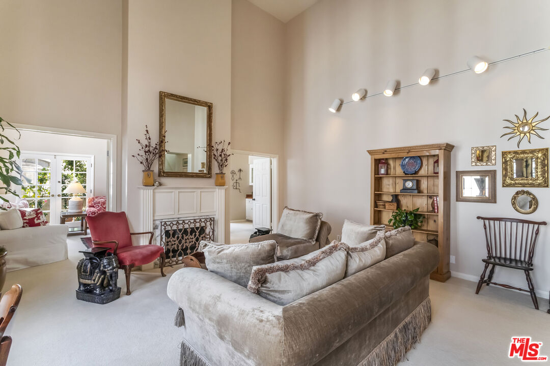 420 S Barrington Ave Unit: PH302