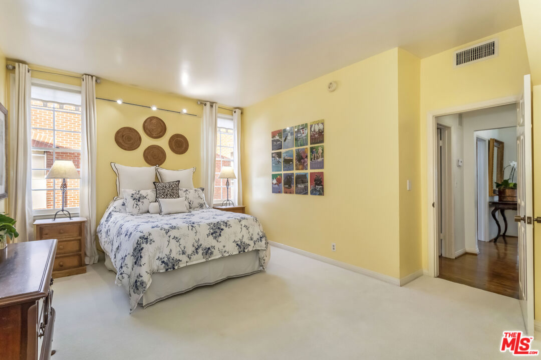 420 S Barrington Ave Unit: PH302