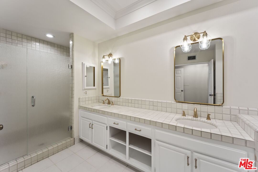 4338 Redwood Ave Unit: B315