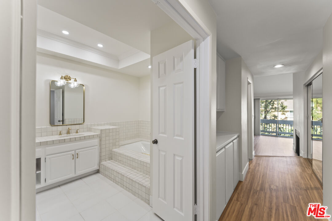 4338 Redwood Ave Unit: B315