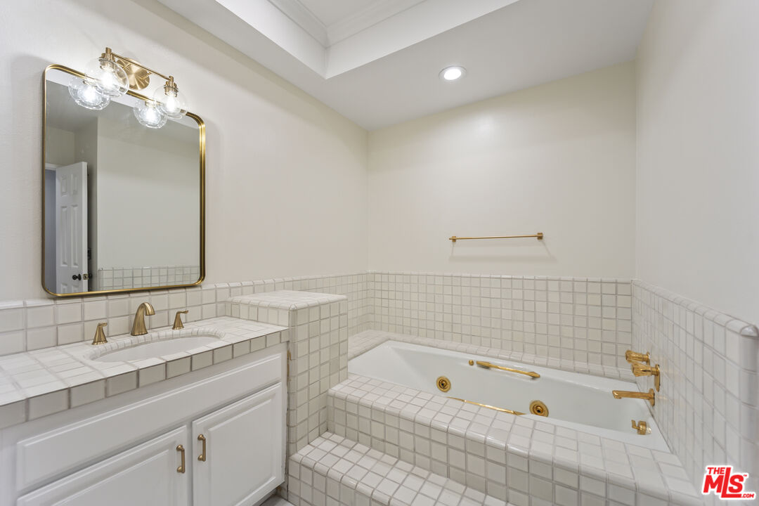 4338 Redwood Ave Unit: B315