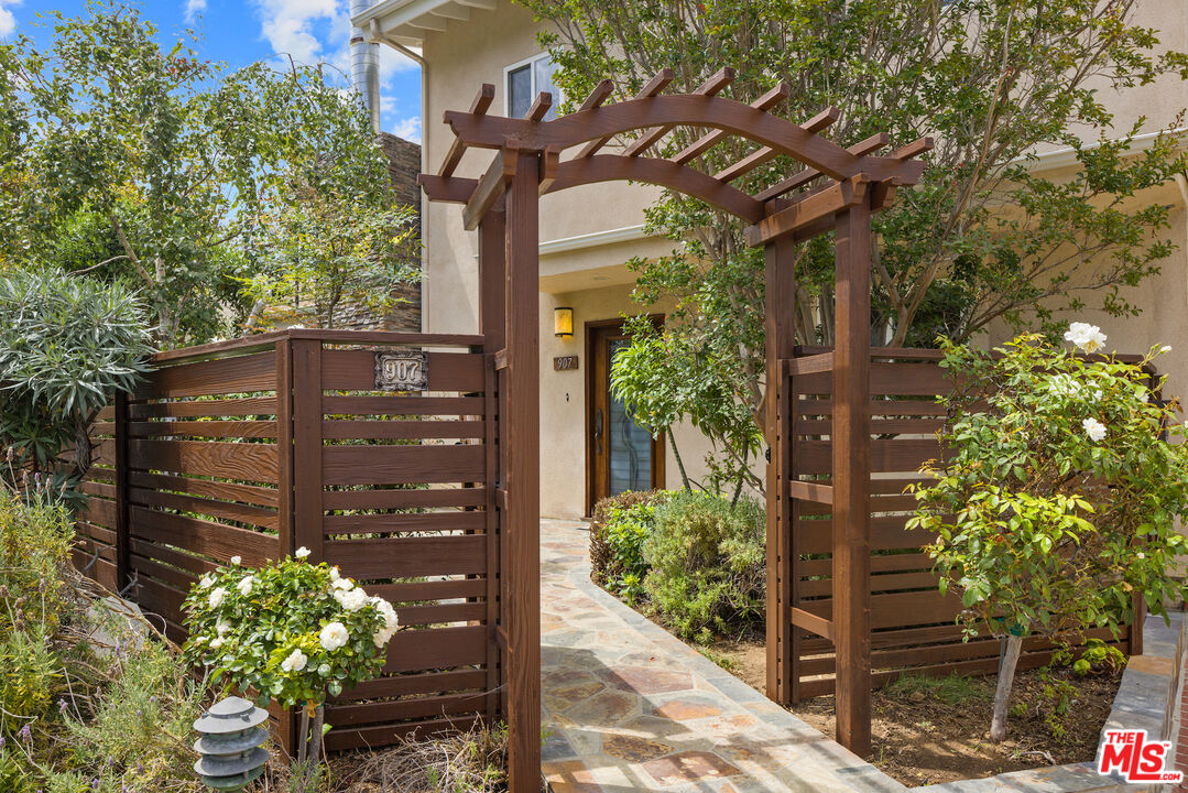 907 Las Pulgas Rd