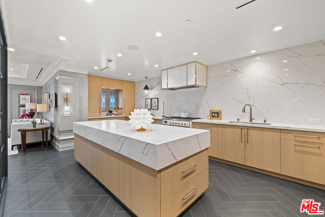 10375 Wilshire Blvd Unit: 9HK