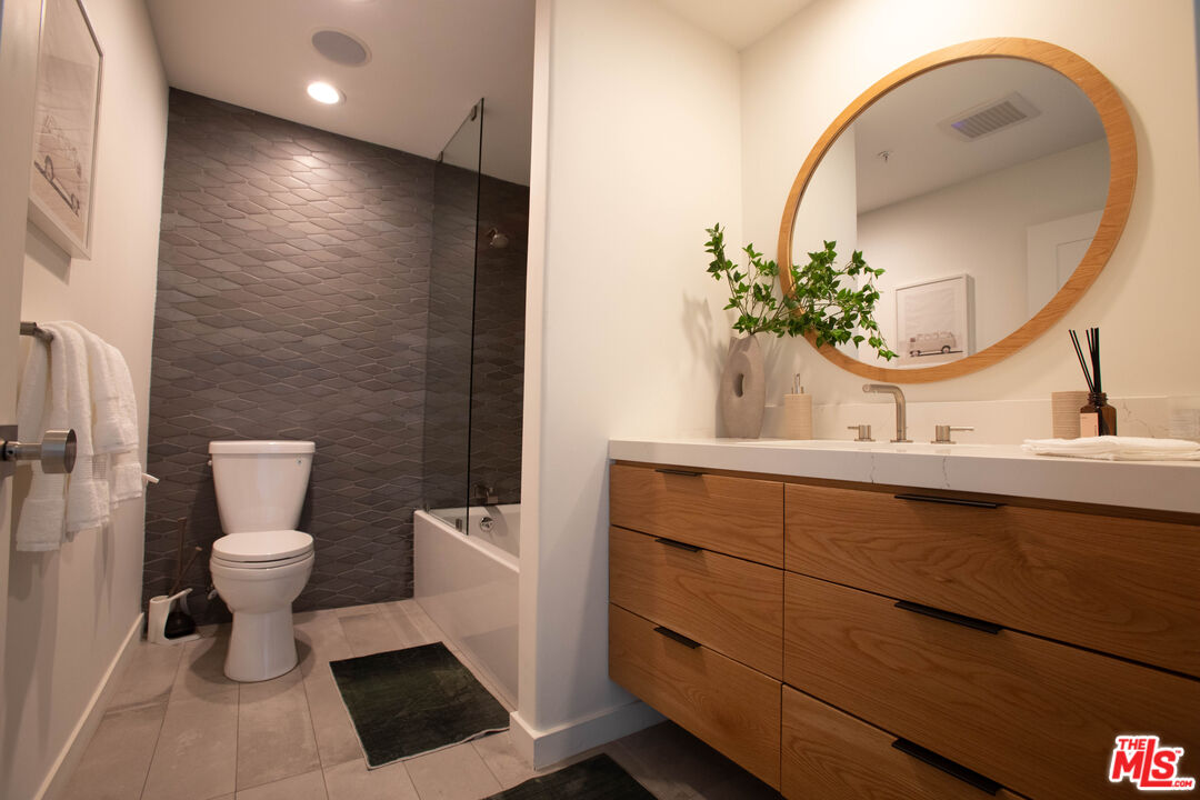 1212 Ocean Park Blvd Unit: 16