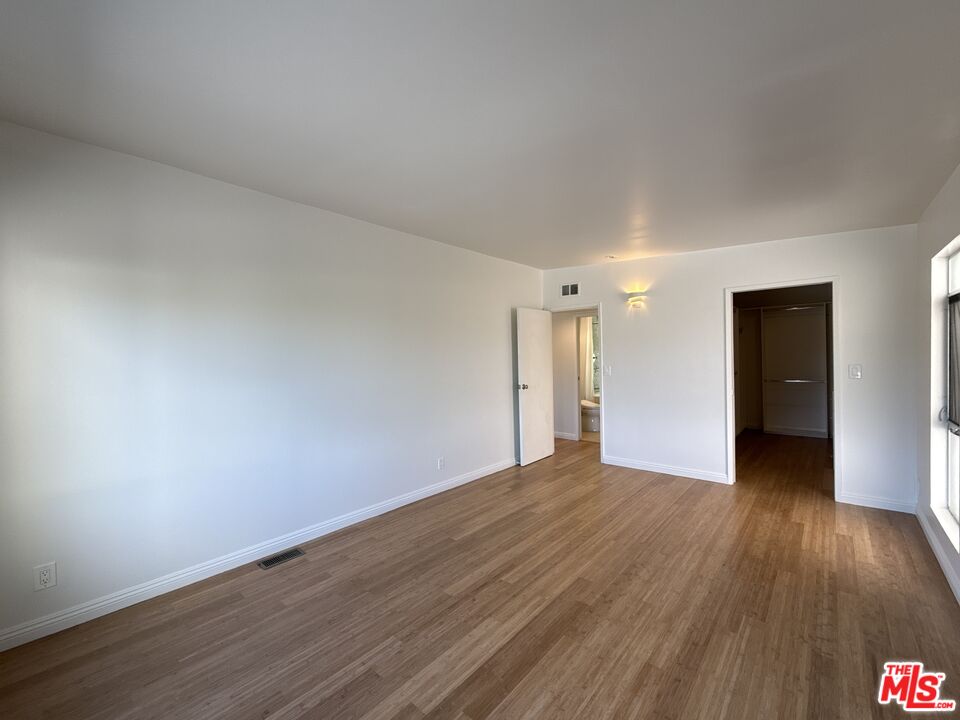 2243 Silver Ridge Ave