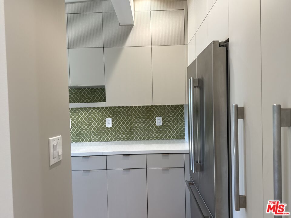 2243 Silver Ridge Ave