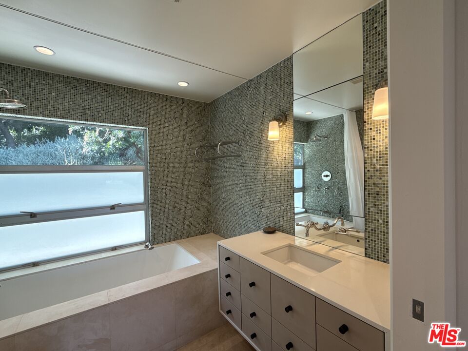 2243 Silver Ridge Ave