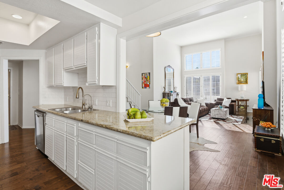 1164 Wellesley Ave Unit: 301