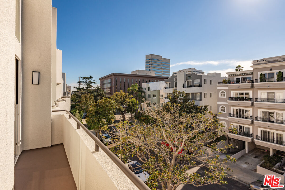 1164 Wellesley Ave Unit: 301