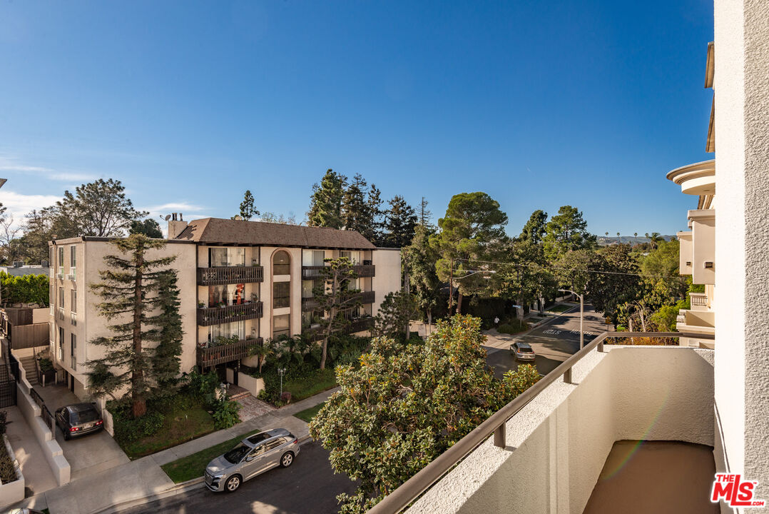 1164 Wellesley Ave Unit: 301