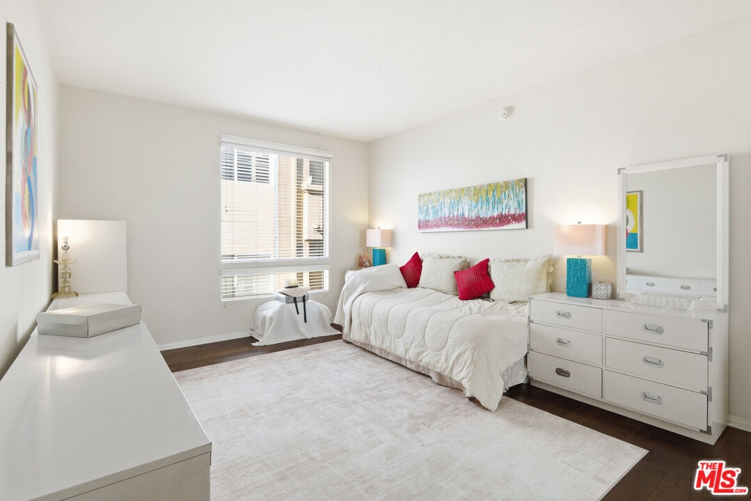 1164 Wellesley Ave Unit: 301