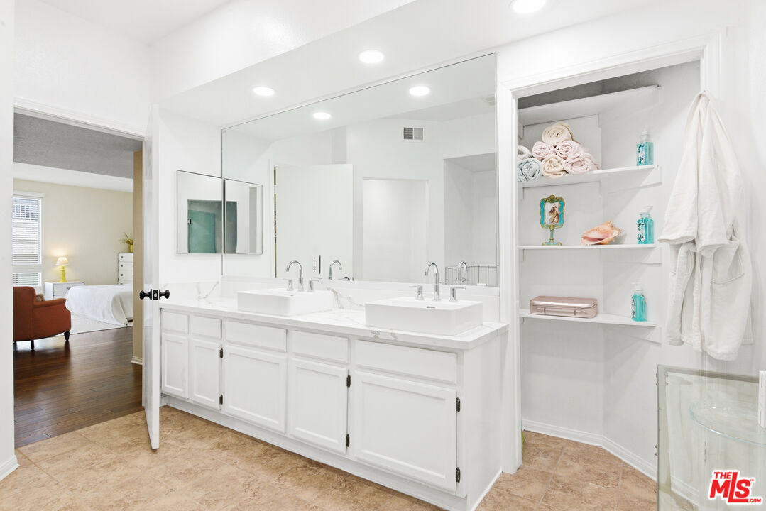 1164 Wellesley Ave Unit: 301