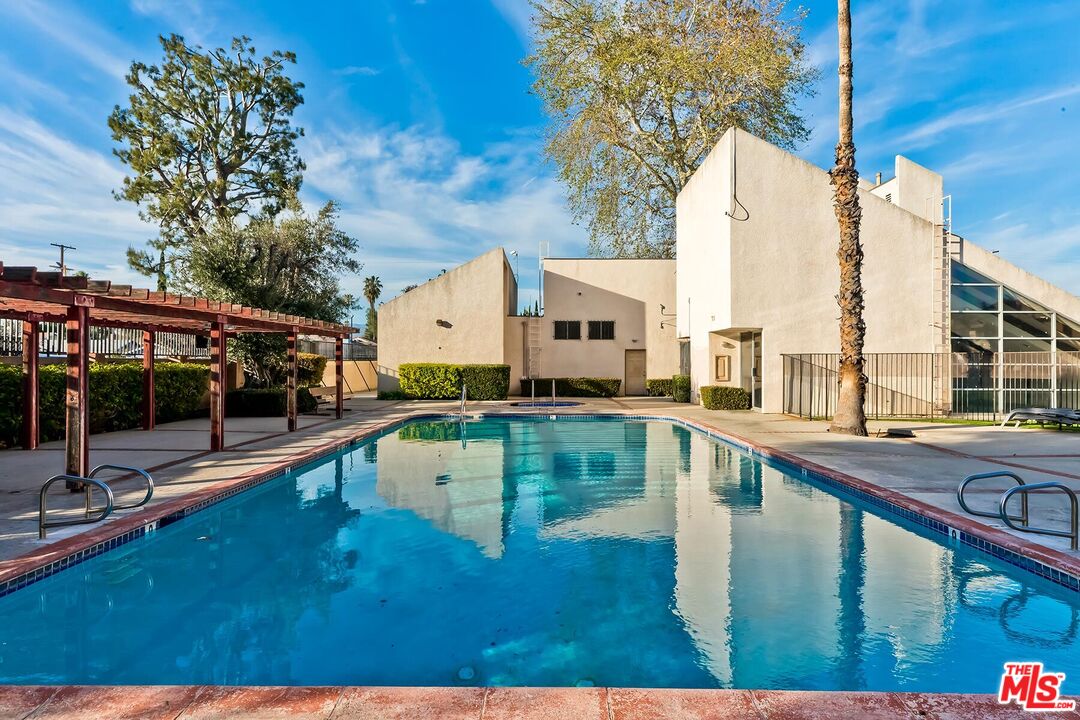 7651 Reseda Blvd Unit: 3T