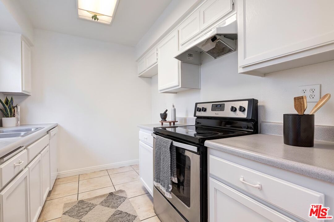 7651 Reseda Blvd Unit: 3T