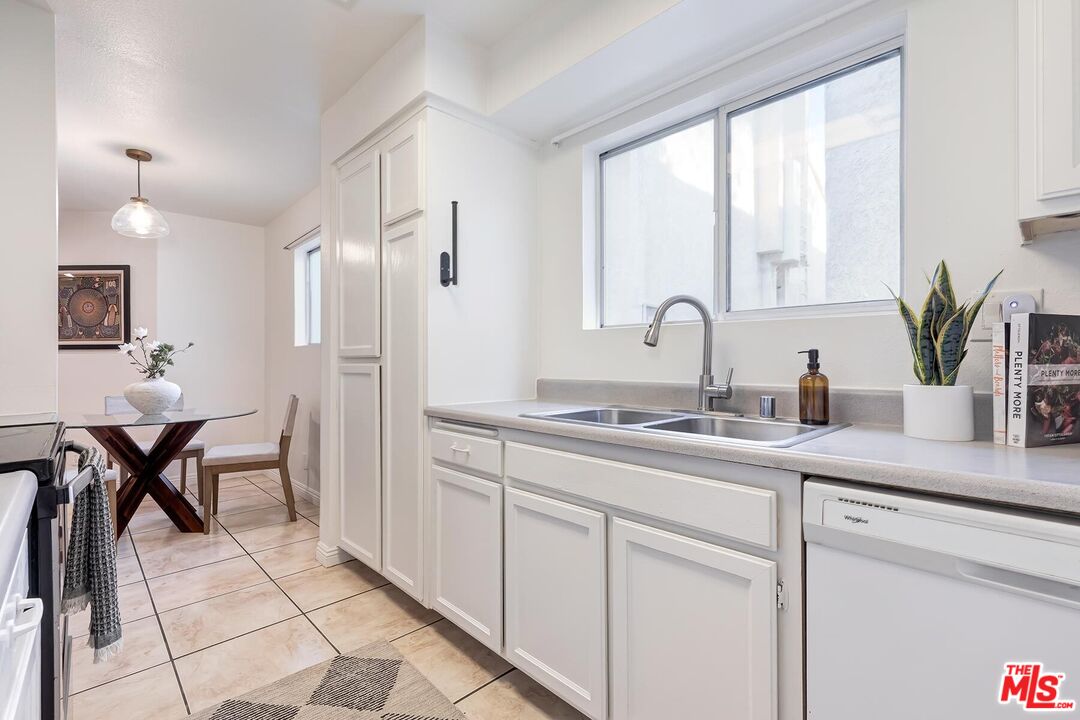 7651 Reseda Blvd Unit: 3T