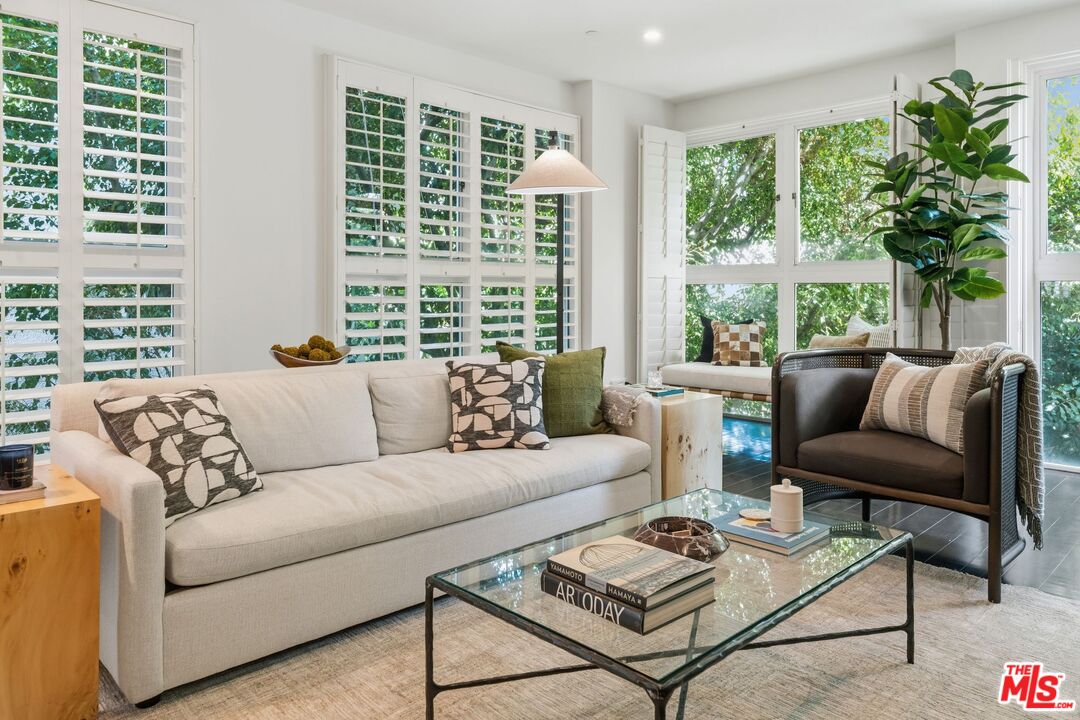 1927 Glendon Ave Unit: 202