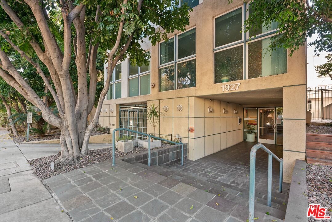 1927 Glendon Ave Unit: 202