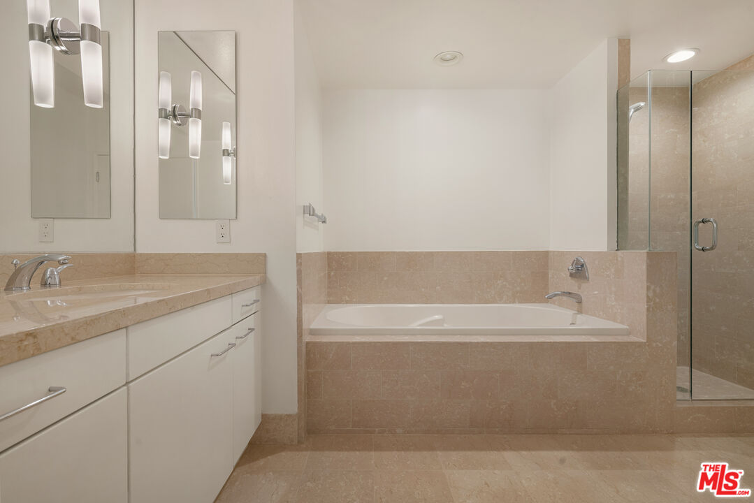 13600 MARINA POINTE DR Unit: 1005