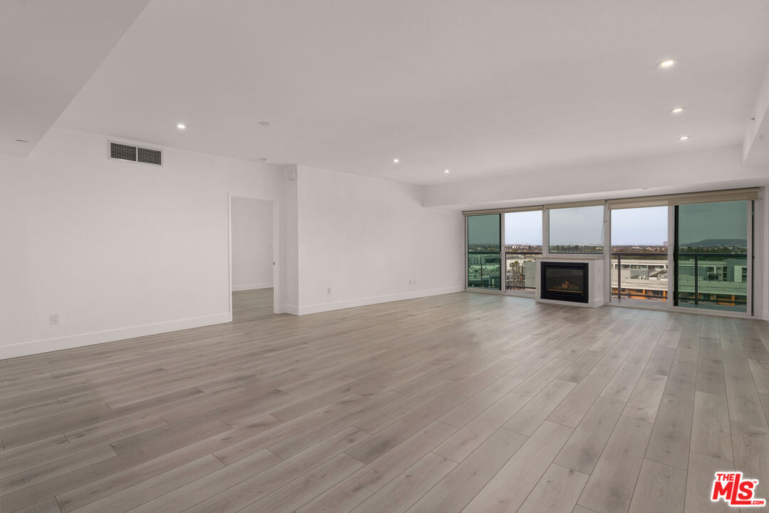 13600 MARINA POINTE DR Unit: 1005