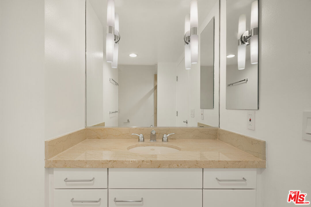 13600 MARINA POINTE DR Unit: 1005