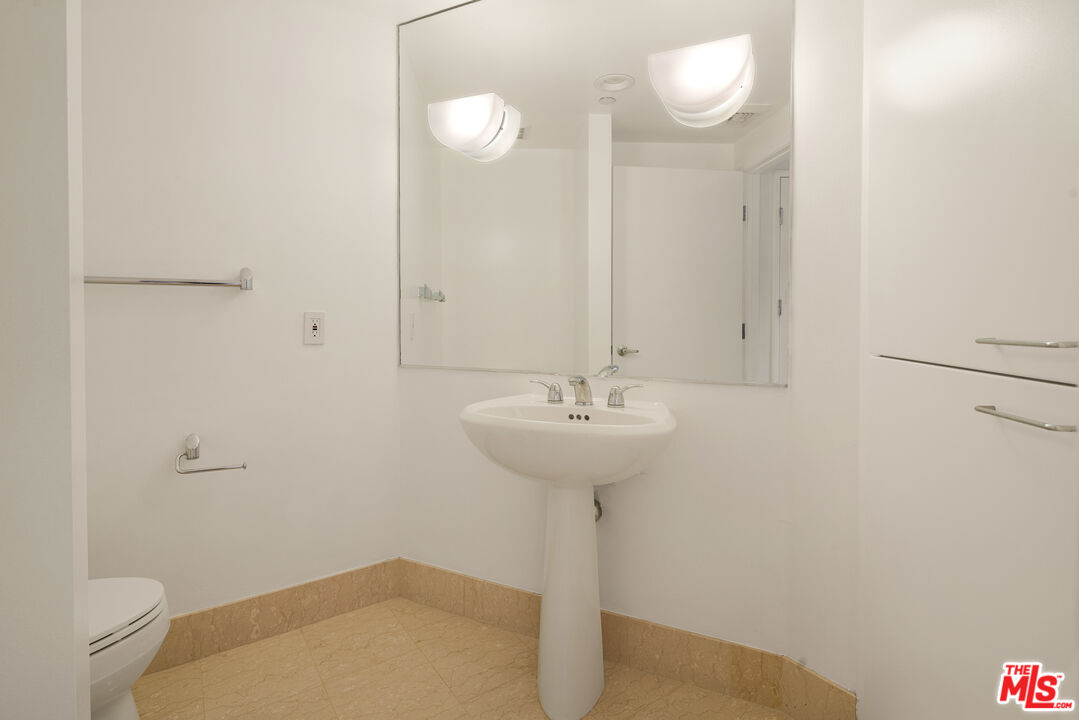 13600 MARINA POINTE DR Unit: 1005