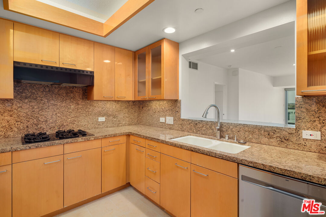 13600 MARINA POINTE DR Unit: 1005